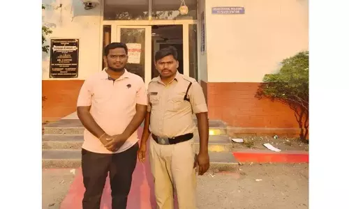 पुलिस ने महात्मा गांधी विश्वविद्यालय के BRSV के अध्यक्ष वडापल्ली नवीन को गिरफ़्तार कर लिया