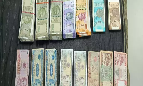 रिश्वत लेते ASI गिरफ्तार, तलाशी में 3.31 लाख नकद व विदेशी मुद्रा बरामद