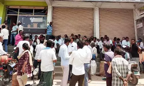 Pavagadh : सिलेंडर वितरण केंद्र के सामने लोगों की कतार Pavagadh : सिलेंडर वितरण केंद्र के सामने लोगों की कतार
