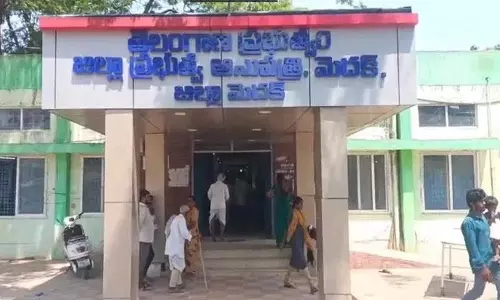 मेडक सरकारी अस्पताल में ACB की जाँच मेडक सरकारी अस्पताल में ACB की जाँच