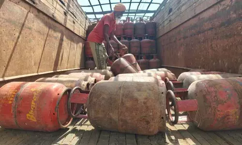 लुधियाना में LPG की जमाखोरी करने वालों के खिलाफ सख्त कार्रवाई: Police Commissioner लुधियाना में LPG की जमाखोरी करने वालों के खिलाफ सख्त कार्रवाई: Police Commissioner