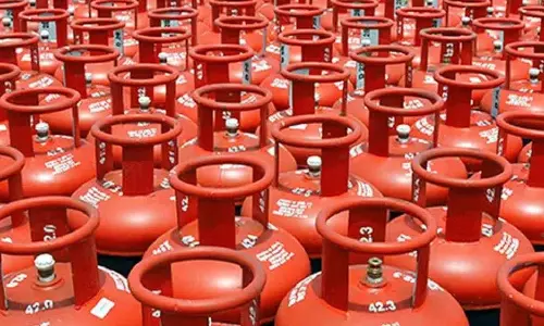 Cooking gas की किल्लत के बीच साइबर जालसाजों ने दो महिलाओं से 4 लाख रुपये ठगे