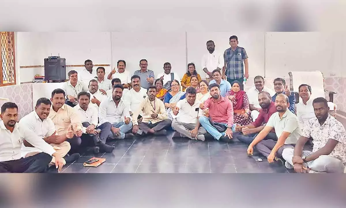 Andhra: श्रीलंका के डेलीगेशन ने ग्रामीण विकास की पहलों की स्टडी करने के लिए ओरवाकल का दौरा किया Andhra: श्रीलंका के डेलीगेशन ने ग्रामीण विकास की पहलों की स्टडी करने के लिए ओरवाकल का दौरा किया
