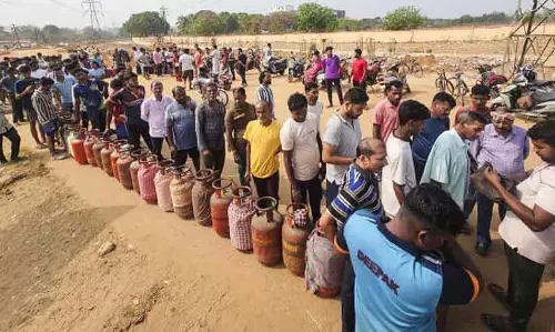 ओडिशा के कुछ हिस्सों में LPG की कमी को लेकर विरोध प्रदर्शन और सड़क जाम ओडिशा के कुछ हिस्सों में LPG की कमी को लेकर विरोध प्रदर्शन और सड़क जाम