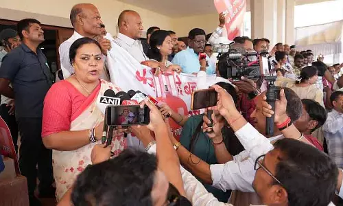झारखंड के विधायकों ने LPG संकट को लेकर विधानसभा के बाहर प्रदर्शन किया झारखंड के विधायकों ने LPG संकट को लेकर विधानसभा के बाहर प्रदर्शन किया