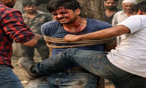 ईंट-भट्ठा मालिक ने युवक को किया अगवा, पेड़ से उल्टा लटकाकर मिर्च पाउडर डालकर पीटा ईंट-भट्ठा मालिक ने युवक को किया अगवा, पेड़ से उल्टा लटकाकर मिर्च पाउडर डालकर पीटा