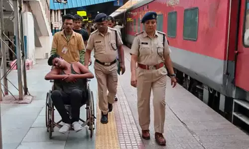 राजनांदगांव में ट्रेन यात्री हुआ बेहोश, RPF ने बचाई जान राजनांदगांव में ट्रेन यात्री हुआ बेहोश, RPF ने बचाई जान