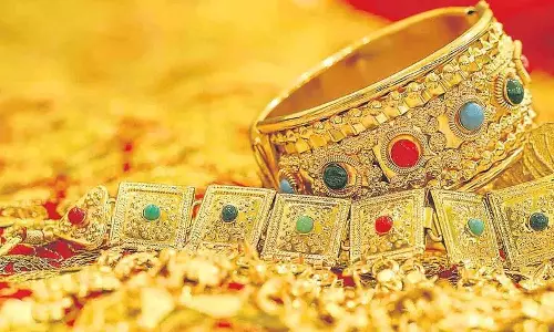 Gold की कीमत 1.6 लाख रुपये प्रति 10 ग्राम से नीचे गिरी, चांदी की कीमतों पर दबाव बरकरार Gold की कीमत 1.6 लाख रुपये प्रति 10 ग्राम से नीचे गिरी, चांदी की कीमतों पर दबाव बरकरार