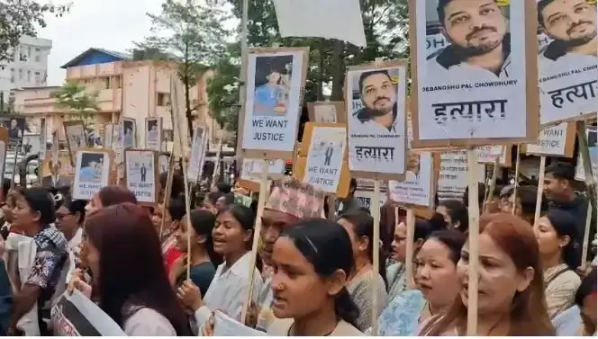 Siliguri: ‘हिट एंड रन’ मामले में आरोपी की सजा पर जोर, अदालत के बाहर प्रदर्शन Siliguri: ‘हिट एंड रन’ मामले में आरोपी की सजा पर जोर, अदालत के बाहर प्रदर्शन