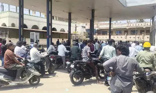 Petrol की कमी की ख़बर: ईंधन के लिए बेताब वाहन चालक
