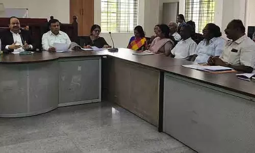 Karnataka : ज़िला कलेक्टर ने व्यापारियों को गैस की कमी पैदा न करने की चेतावनी दी Karnataka : ज़िला कलेक्टर ने व्यापारियों को गैस की कमी पैदा न करने की चेतावनी दी