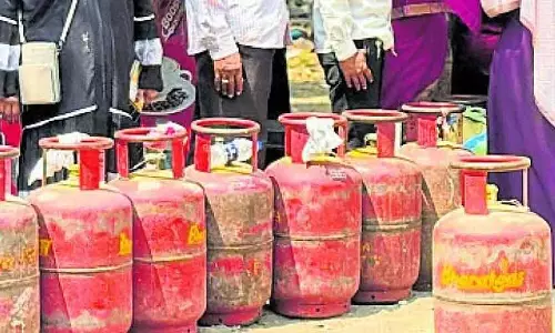 Cylinder आपूर्ति में बाधा: हॉस्पिटैलिटी क्षेत्र के लिए एक समस्या Cylinder आपूर्ति में बाधा: हॉस्पिटैलिटी क्षेत्र के लिए एक समस्या