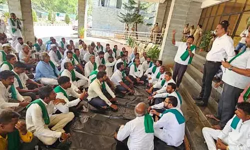 Belgaum : गन्ने के बकाए के भुगतान की मांग को लेकर किसानों का विरोध प्रदर्शन Belgaum : गन्ने के बकाए के भुगतान की मांग को लेकर किसानों का विरोध प्रदर्शन