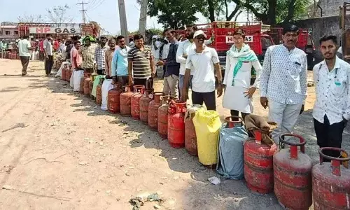 Adilabad में आपूर्ति की कमी के बीच LPG सिलेंडरों के लिए लंबी कतारें Adilabad में आपूर्ति की कमी के बीच LPG सिलेंडरों के लिए लंबी कतारें
