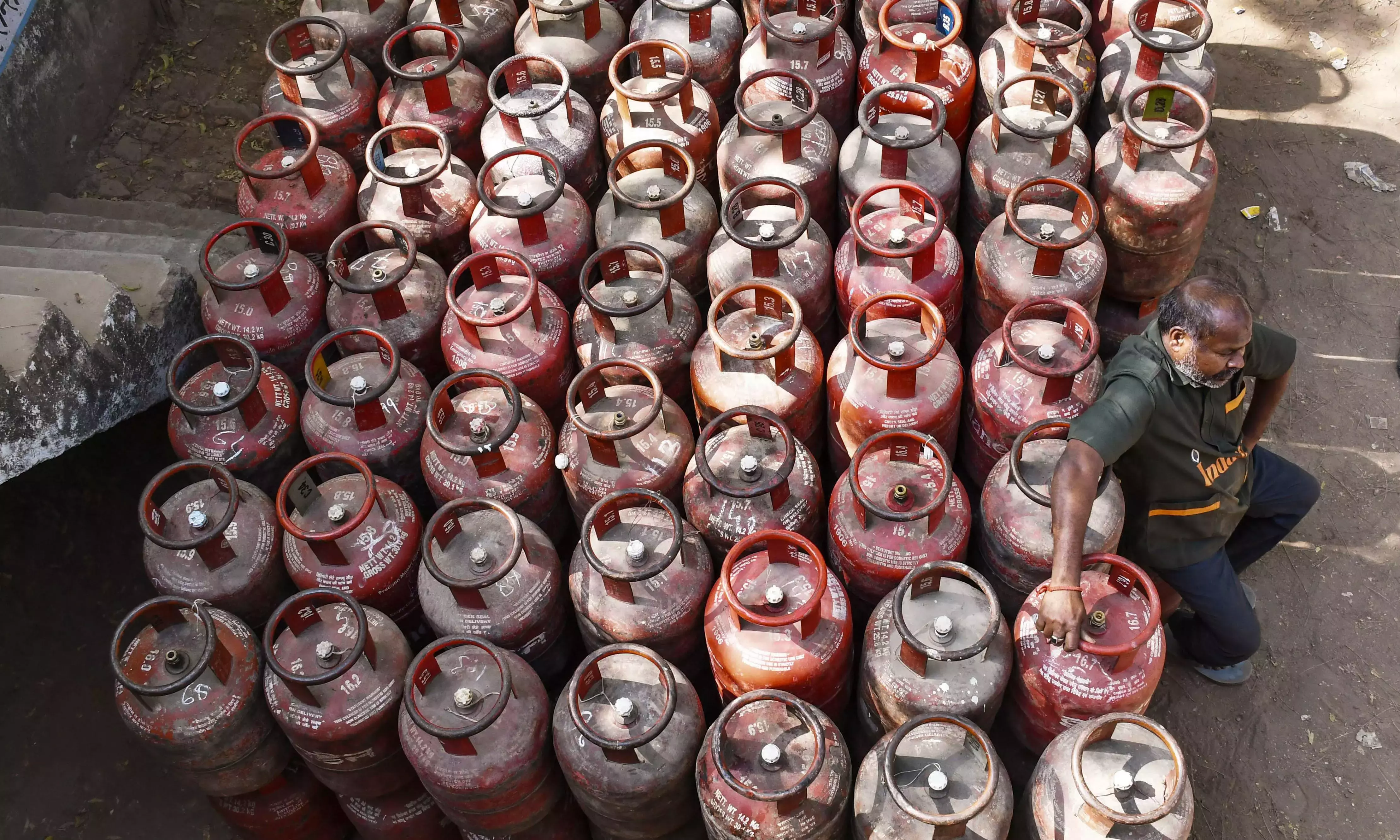 तमिलनाडु में 398 LPG सिलेंडर की जमाखोरी के आरोप में गुंडा एक्ट के तहत 2 लोग गिरफ्तार