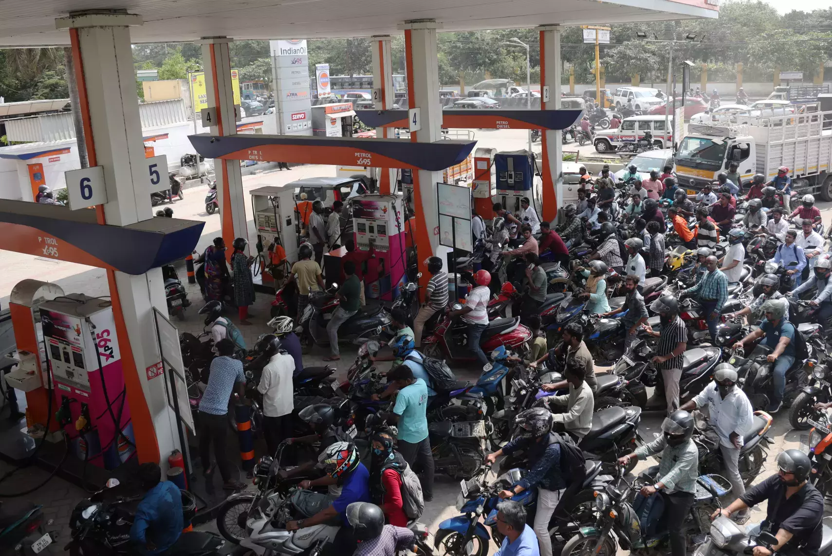 Chennai : उपनगरों में पेट्रोल की घबराहट भरी खरीदारी को अफ़वाहों से मिला बढ़ावा