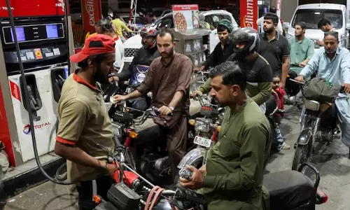 Hormuz संकट ने पाकिस्तान को तेल संकट में धकेला, ईंधन की कीमतें रिकॉर्ड ऊंचाई पर Hormuz संकट ने पाकिस्तान को तेल संकट में धकेला, ईंधन की कीमतें रिकॉर्ड ऊंचाई पर