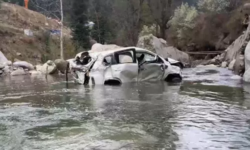 जम्मू-कश्मीर के Bhaderwah में नदी में वाहन गिरने से दो की मौत, दो घायल जम्मू-कश्मीर के Bhaderwah में नदी में वाहन गिरने से दो की मौत, दो घायल