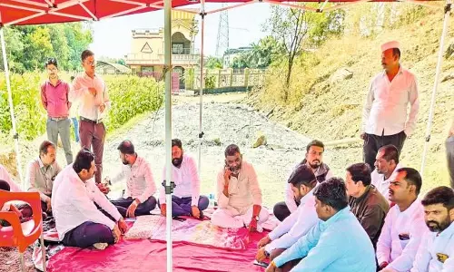 Former MLA ने खेल के मैदान में आधी रात को सड़क के कंक्रीटीकरण का विरोध किया Former MLA ने खेल के मैदान में आधी रात को सड़क के कंक्रीटीकरण का विरोध किया
