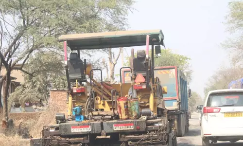 कलेक्टर ने सड़क निर्माण की गुणवत्ता जांचने गाड़ी रोकी कलेक्टर ने सड़क निर्माण की गुणवत्ता जांचने गाड़ी रोकी