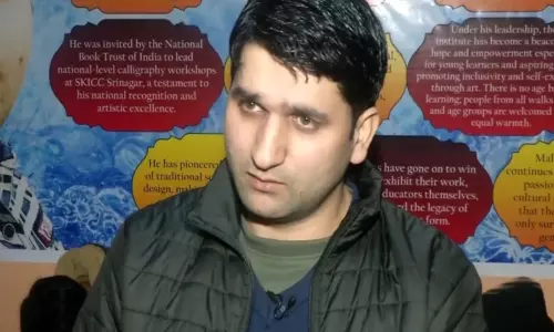 Srinagar में खुद से कैलिग्राफी सीखने वाले कलाकार ने ट्रेनिंग इंस्टीट्यूट के ज़रिए अगली पीढ़ी को शिक्षित किया Srinagar में खुद से कैलिग्राफी सीखने वाले कलाकार ने ट्रेनिंग इंस्टीट्यूट के ज़रिए अगली पीढ़ी को शिक्षित किया