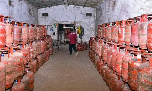 प्रदेश में घरेलू LPG, पेट्रोल और डीजल का पर्याप्त स्टॉक, जमाखोरी और कालाबाजारी पर सख्त निगरानी प्रदेश में घरेलू LPG, पेट्रोल और डीजल का पर्याप्त स्टॉक, जमाखोरी और कालाबाजारी पर सख्त निगरानी