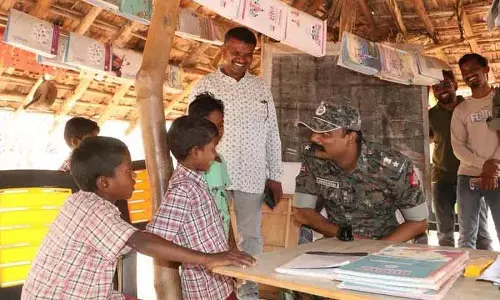Karkagudem में पुलिस ने आदिवासियों के लिए मेडिकल कैंप और सोलर लाइट्स का उद्घाटन Karkagudem में पुलिस ने आदिवासियों के लिए मेडिकल कैंप और सोलर लाइट्स का उद्घाटन