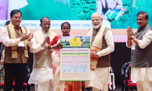 Prime Minister ने चाय बागान मजदूरों को ज़मीन के पट्टे वितरित किए Prime Minister ने चाय बागान मजदूरों को ज़मीन के पट्टे वितरित किए