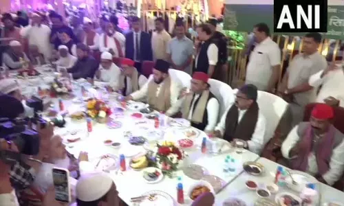 लखनऊ में इफ्तार पार्टी में शामिल हुए अखिलेश यादव लखनऊ में इफ्तार पार्टी में शामिल हुए अखिलेश यादव