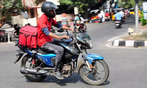 विशाखापत्तनम में LPG संकट से फ़ूड डिलीवरी प्रभावित विशाखापत्तनम में LPG संकट से फ़ूड डिलीवरी प्रभावित