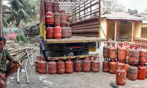 Gas संकट के कारण मदर्स कैंटीन बंद, मुरी खाकर दिन गुजार रहे Gas संकट के कारण मदर्स कैंटीन बंद, मुरी खाकर दिन गुजार रहे