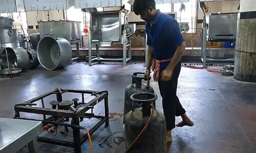 Commercial gas supply बंद होने से डुआर्स के होटल और रेस्टोरेंट प्रभावित Commercial gas supply बंद होने से डुआर्स के होटल और रेस्टोरेंट प्रभावित