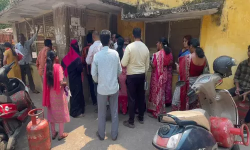 तेलंगाना: सिलेंडर की कमी के बीच हैदराबाद में LPG स्टेशन पर अफरा-तफरी