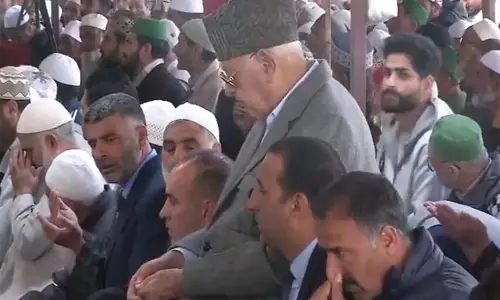 Farooq Abdullah ने श्रीनगर हजरतबल में अलविदा जुम्मा अदा की Farooq Abdullah ने श्रीनगर हजरतबल में अलविदा जुम्मा अदा की