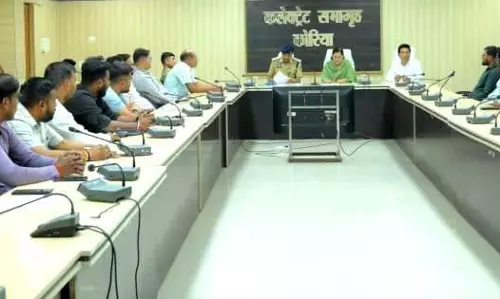 रसोई गैस-पेट्रोल-डीजल की कमी की अफवाहों पर लगाम, प्रशासन सख्त रसोई गैस-पेट्रोल-डीजल की कमी की अफवाहों पर लगाम, प्रशासन सख्त