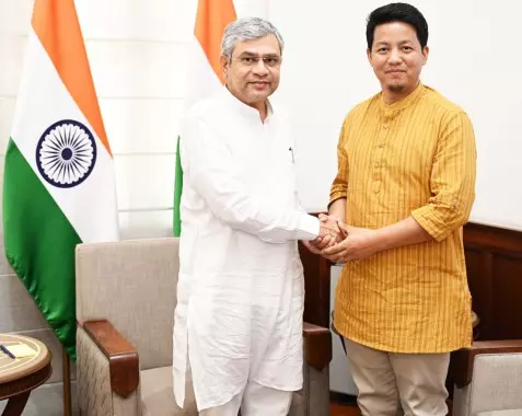लोकसभा सांसद ने वैष्णव के साथ Sikkim रेलवे परियोजनाओं पर चर्चा की लोकसभा सांसद ने वैष्णव के साथ Sikkim रेलवे परियोजनाओं पर चर्चा की