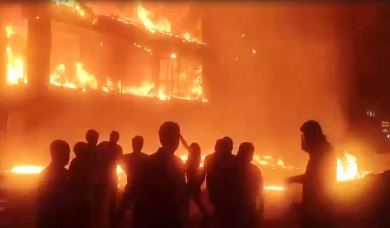 Massive Fire in Chandranagar: फर्नीचर-इलेक्ट्रॉनिक्स शोरूम वाली पांच मंजिला इमारत में लगी आग Massive Fire in Chandranagar: फर्नीचर-इलेक्ट्रॉनिक्स शोरूम वाली पांच मंजिला इमारत में लगी आग