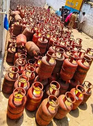 Commercial गैस सिलेंडरों की कमी: रेस्टोरेंट लकड़ी के चूल्हों का इस्तेमाल करने लगे Commercial गैस सिलेंडरों की कमी: रेस्टोरेंट लकड़ी के चूल्हों का इस्तेमाल करने लगे