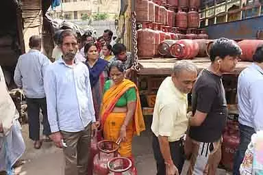 Tamil Nadu : कुकिंग गैस सिलेंडर बिक्री केंद्रों के पास कड़ी सुरक्षा Tamil Nadu : कुकिंग गैस सिलेंडर बिक्री केंद्रों के पास कड़ी सुरक्षा