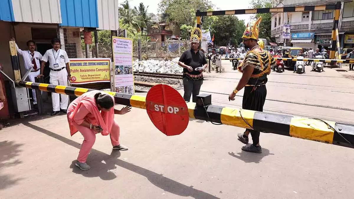Indore : इंदौर-दाहोद रेल लाइन पर ट्रैफिक जाम कम करने के लिए रोड ओवर ब्रिज खोला गया Indore : इंदौर-दाहोद रेल लाइन पर ट्रैफिक जाम कम करने के लिए रोड ओवर ब्रिज खोला गया