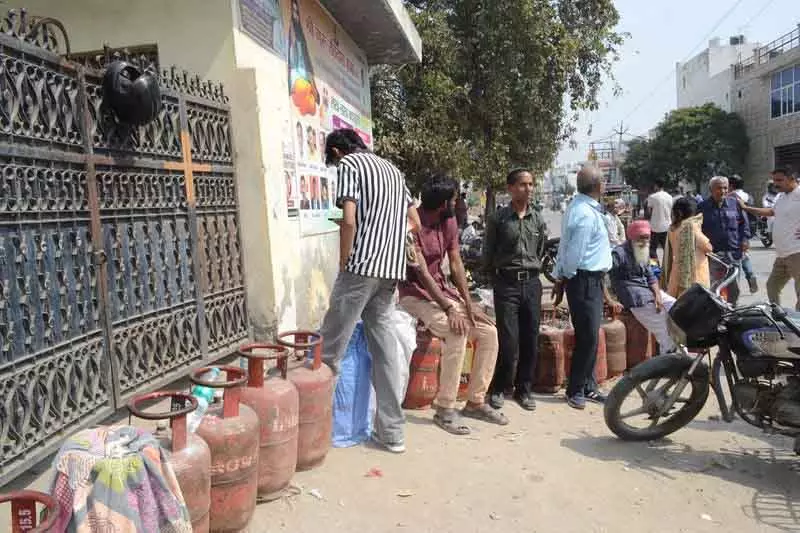 ऑनलाइन LPG बुकिंग में तकनीकी खराबी से Karnal की गैस एजेंसियों में अफरा-तफरी ऑनलाइन LPG बुकिंग में तकनीकी खराबी से Karnal की गैस एजेंसियों में अफरा-तफरी