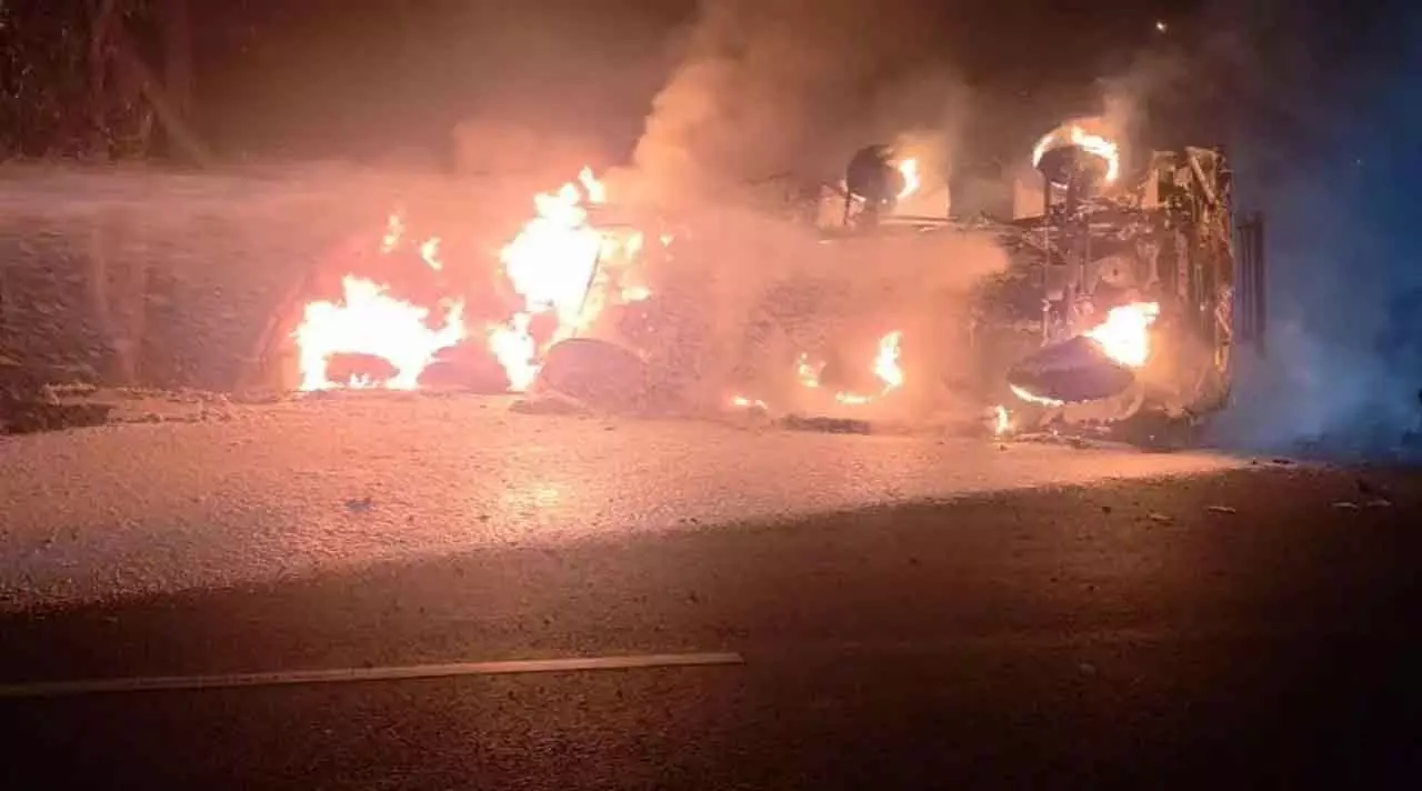 Odisha के अंगुल में घाट पर पलटने के बाद तेल टैंकर में लगी आग, ड्राइवर जिंदा जला Odisha के अंगुल में घाट पर पलटने के बाद तेल टैंकर में लगी आग, ड्राइवर जिंदा जला