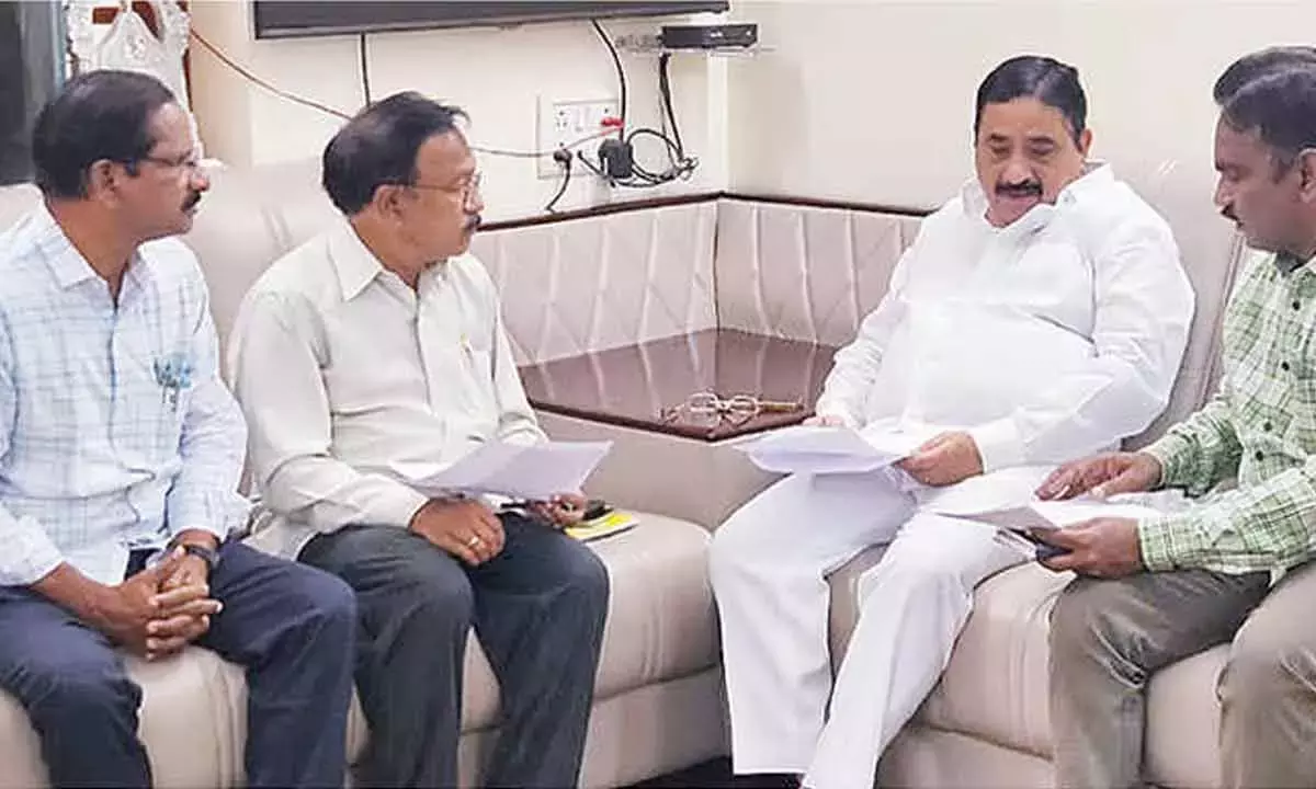 MLA श्रीनिवासुलु ने इंजीनियरों को एचएलसी तैयार करने का निर्देश दिया MLA श्रीनिवासुलु ने इंजीनियरों को एचएलसी तैयार करने का निर्देश दिया
