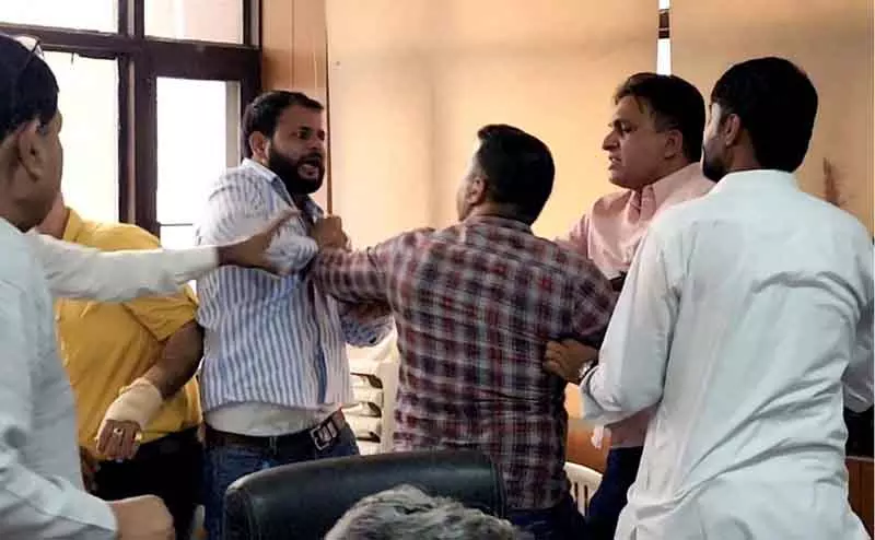 Rohtak ज़िला परिषद की बैठक में हंगामा, उपाध्यक्ष और पार्षद के बीच हाथापाई Rohtak ज़िला परिषद की बैठक में हंगामा, उपाध्यक्ष और पार्षद के बीच हाथापाई
