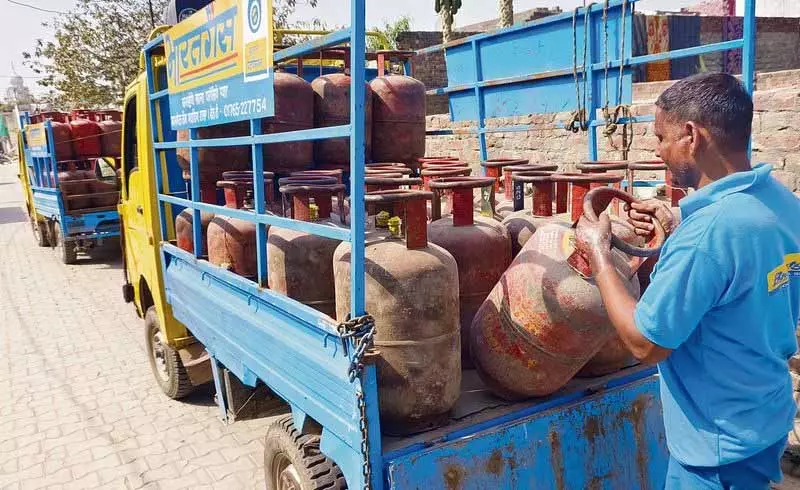 Punjab में LPG की कमी से बढ़ी चिंता, कालाबाज़ारी में तेज़ी Punjab में LPG की कमी से बढ़ी चिंता, कालाबाज़ारी में तेज़ी