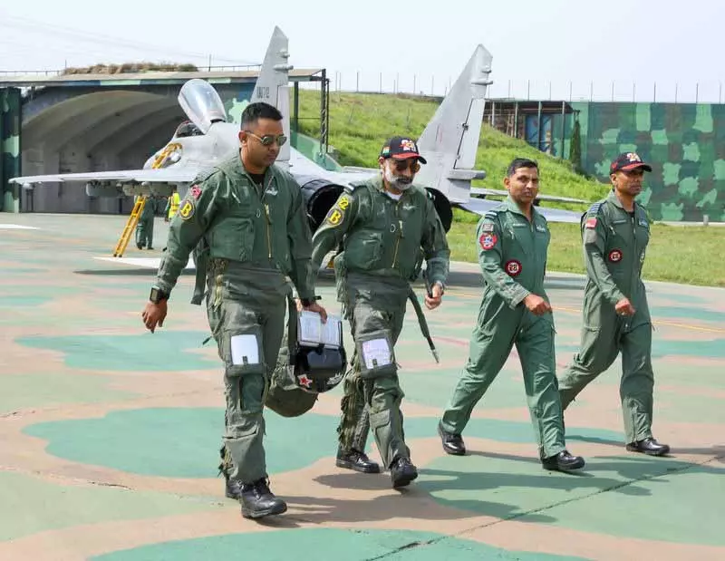 IAF प्रमुख ने आदमपुर एयरबेस का दौरा किया, ऑपरेशन सिंदूर के बाद यह पहला मौका है IAF प्रमुख ने आदमपुर एयरबेस का दौरा किया, ऑपरेशन सिंदूर के बाद यह पहला मौका है