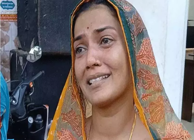 जब दुल्हन पहुंची थाने, फिर कहा- ‘साहब, फेरे करा दो, वरना मेरी जिंदगी बर्बाद होगी’ जब दुल्हन पहुंची थाने, फिर कहा- ‘साहब, फेरे करा दो, वरना मेरी जिंदगी बर्बाद होगी’