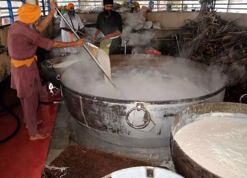Punjab: स्वर्ण मंदिर के लंगर में खाना पकाने के लिए पर्याप्त गैस की आपूर्ति Punjab: स्वर्ण मंदिर के लंगर में खाना पकाने के लिए पर्याप्त गैस की आपूर्ति