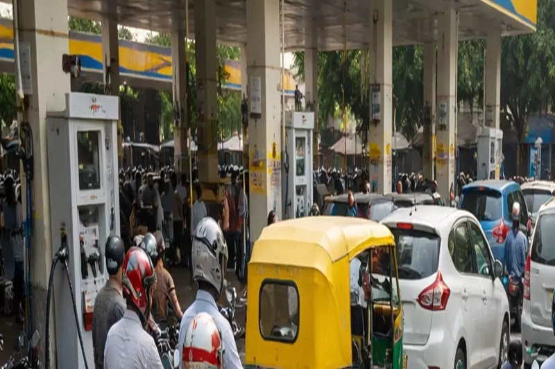 Tamil Nadu डेल्टा जिलों में पेट्रोल की कमी की अफ़वाह, लोग घबराए Tamil Nadu डेल्टा जिलों में पेट्रोल की कमी की अफ़वाह, लोग घबराए