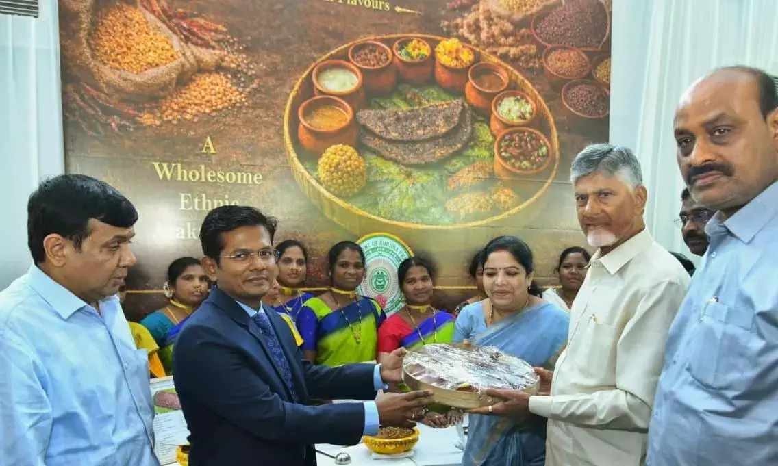 Andhra प्रदेश के मुख्यमंत्री ने ‘अराकु कौनी’ आदिवासी बाजरा मेन्यू लॉन्च किया Andhra प्रदेश के मुख्यमंत्री ने ‘अराकु कौनी’ आदिवासी बाजरा मेन्यू लॉन्च किया